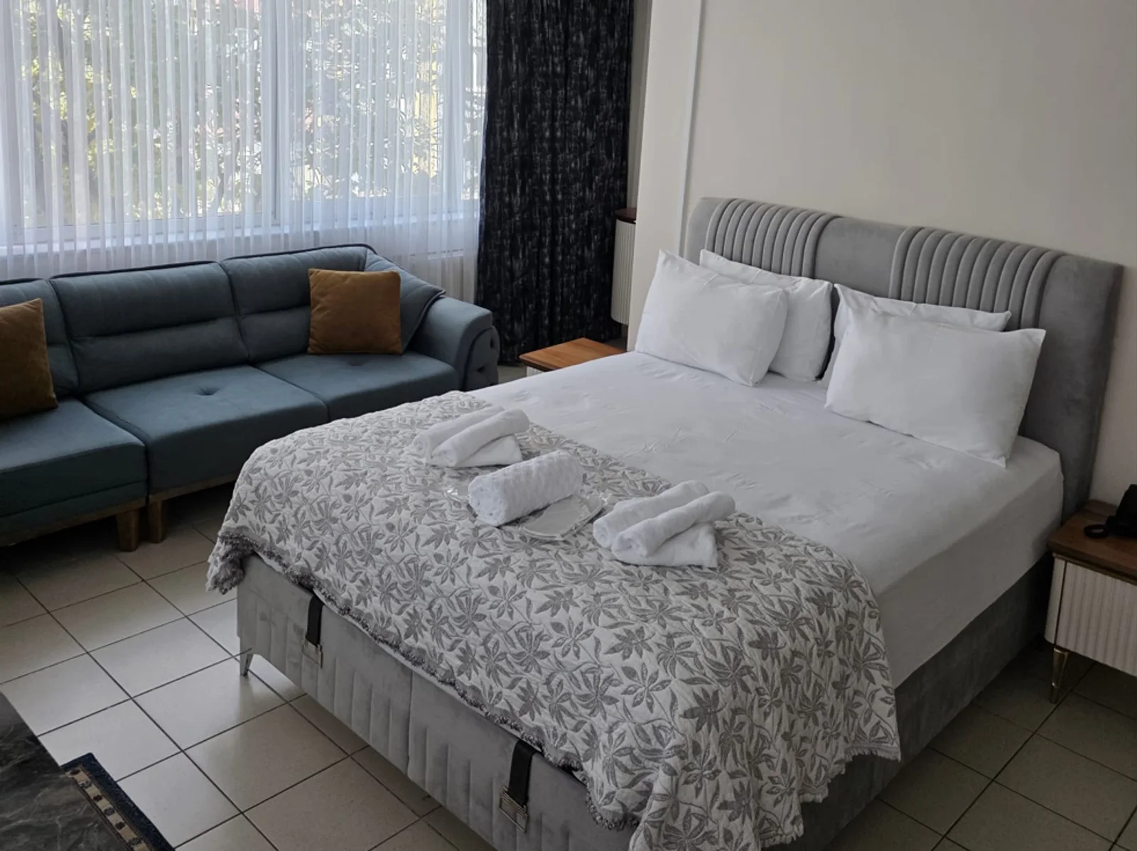 Santral Otel oda ve oturma alanı